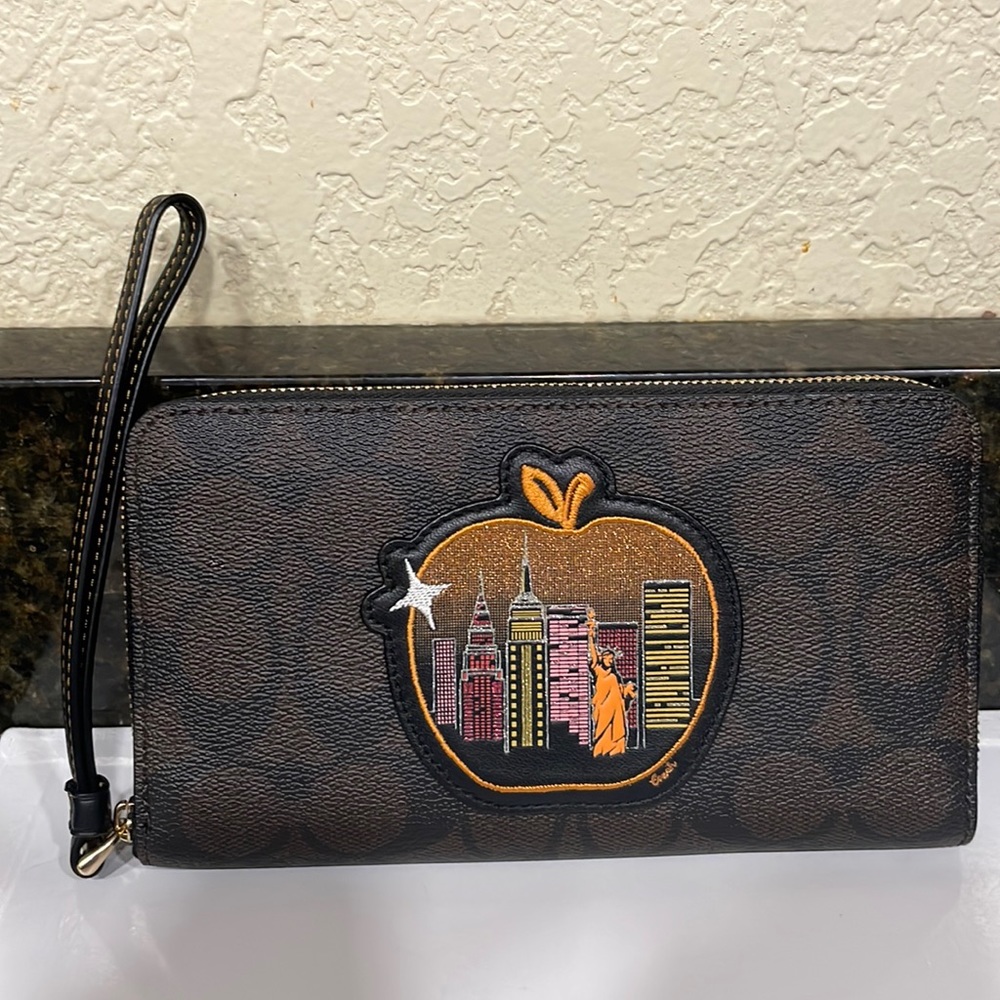 Dempsey Large Phone Wallet In Signature Canvas with Souvenir Skyline Apple.